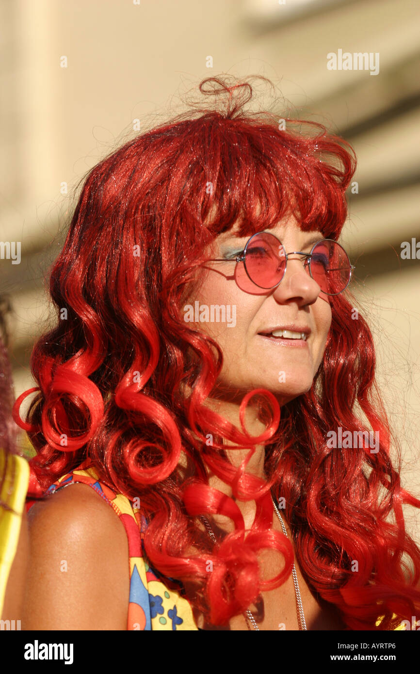 Il volto di una giovane donna con lunghi capelli rossi Foto Stock