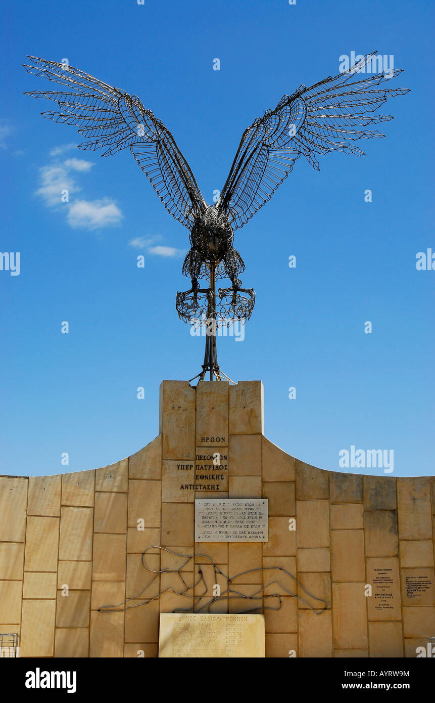 La scultura di un flying eagle costruito fuori del filo fissato su una base di marmo, Fiskardo, CEFALLONIA, ISOLE IONIE, Grecia Foto Stock