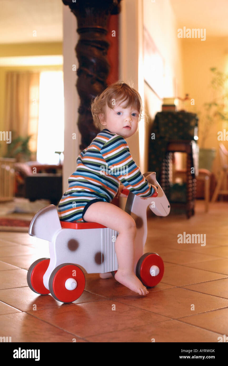 Ragazzo giocattolo di equitazione pony Foto Stock