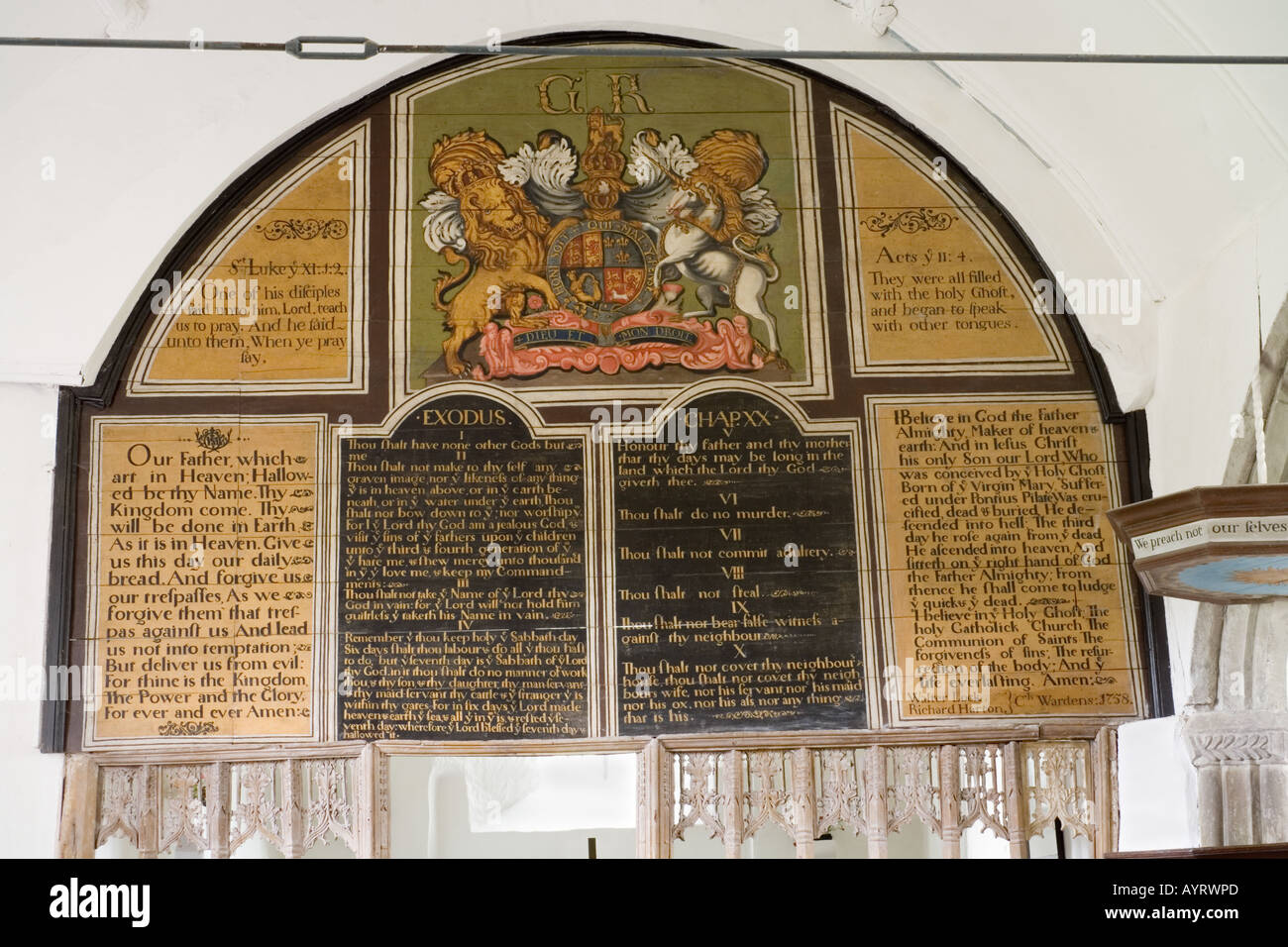 Il timpano al di sopra del xviii secolo schermo nella vecchia chiesa di St Petrock (Petroc) a Parracombe, Exmoor, Devon Foto Stock