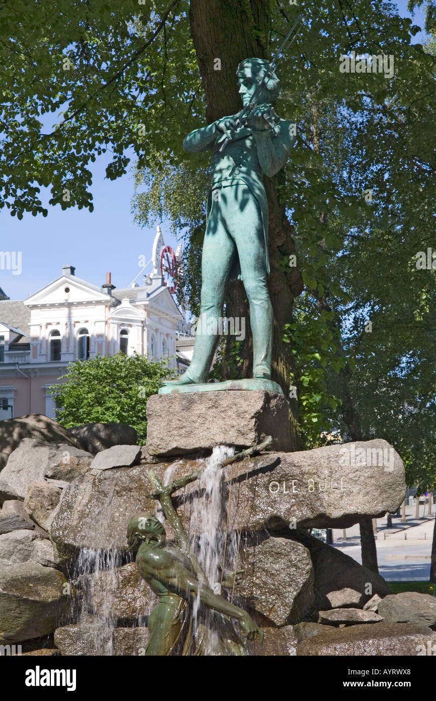 Statua dell'eccentrico violinista Ole Bull a Bergen, Norvegia Foto Stock