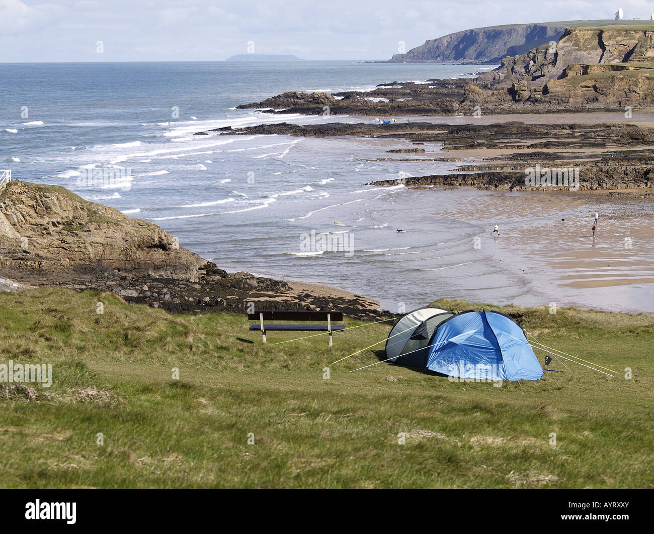 Blue tenda impostato su una scogliera sopra la spiaggia. Bude. La Cornovaglia. Regno Unito Foto Stock