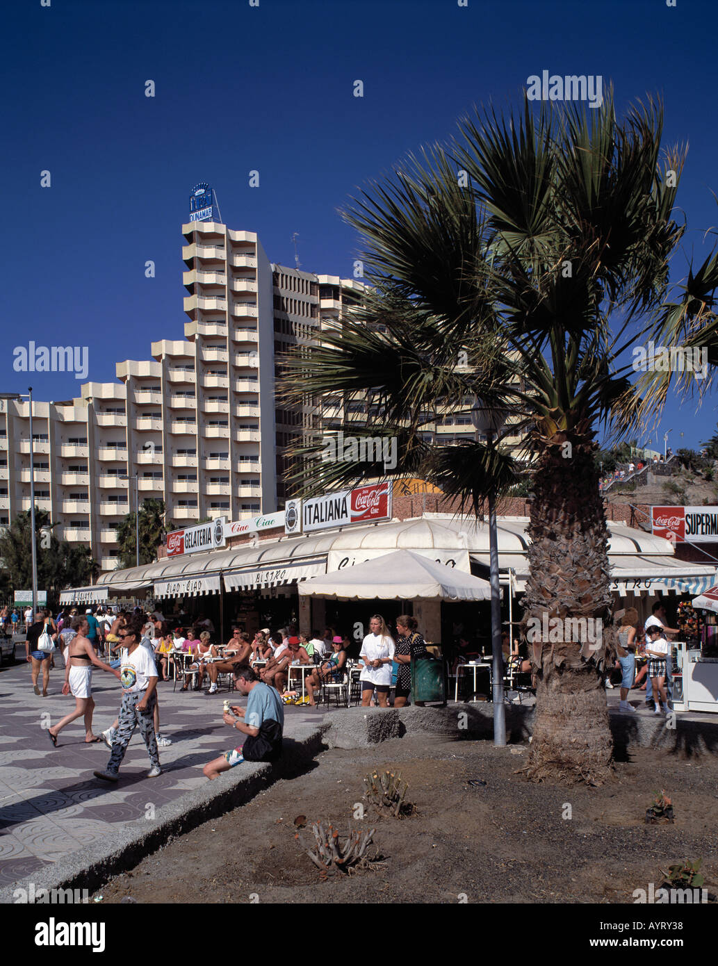 Spagna, Gran Canaria Isole Canarie, E-Maspalomas, E-Playa del Ingles, turisti, hotel per le vacanze Foto Stock