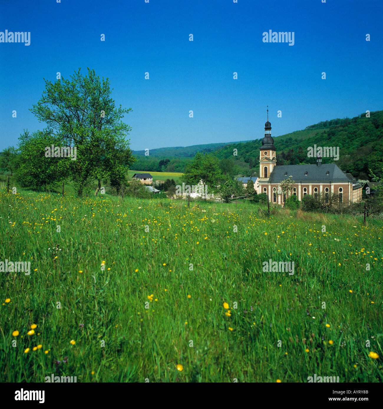 Karmeliterkloster in der Eifeler Fruehlingslandschaft, Springiersbach, Eifel, Renania-Palatinato Foto Stock