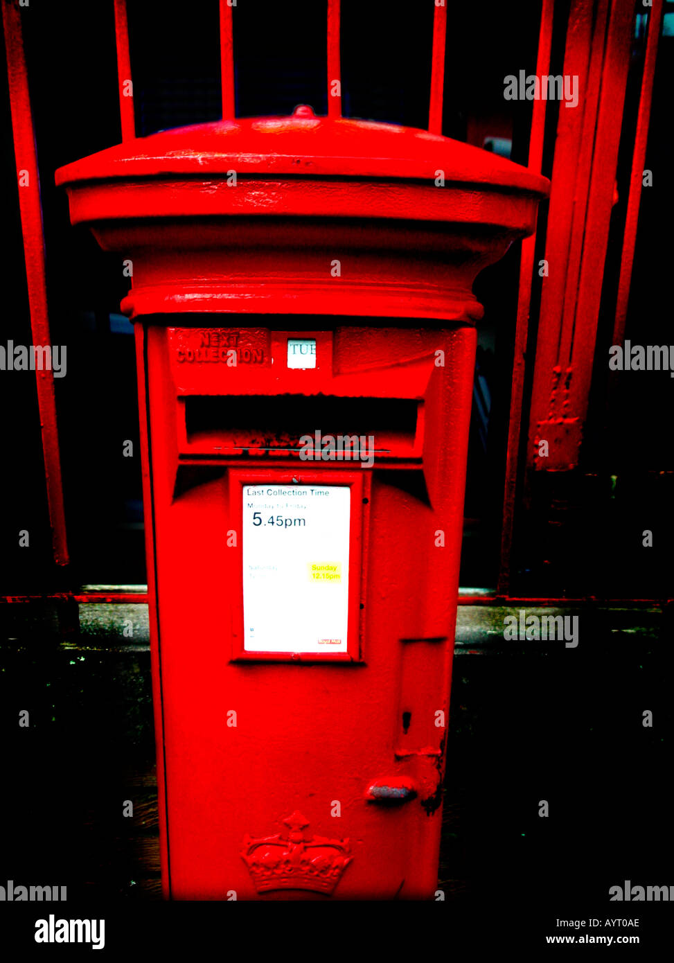 Satura di grafica alto contrasto abstract del britannico rosso casella postale Foto Stock