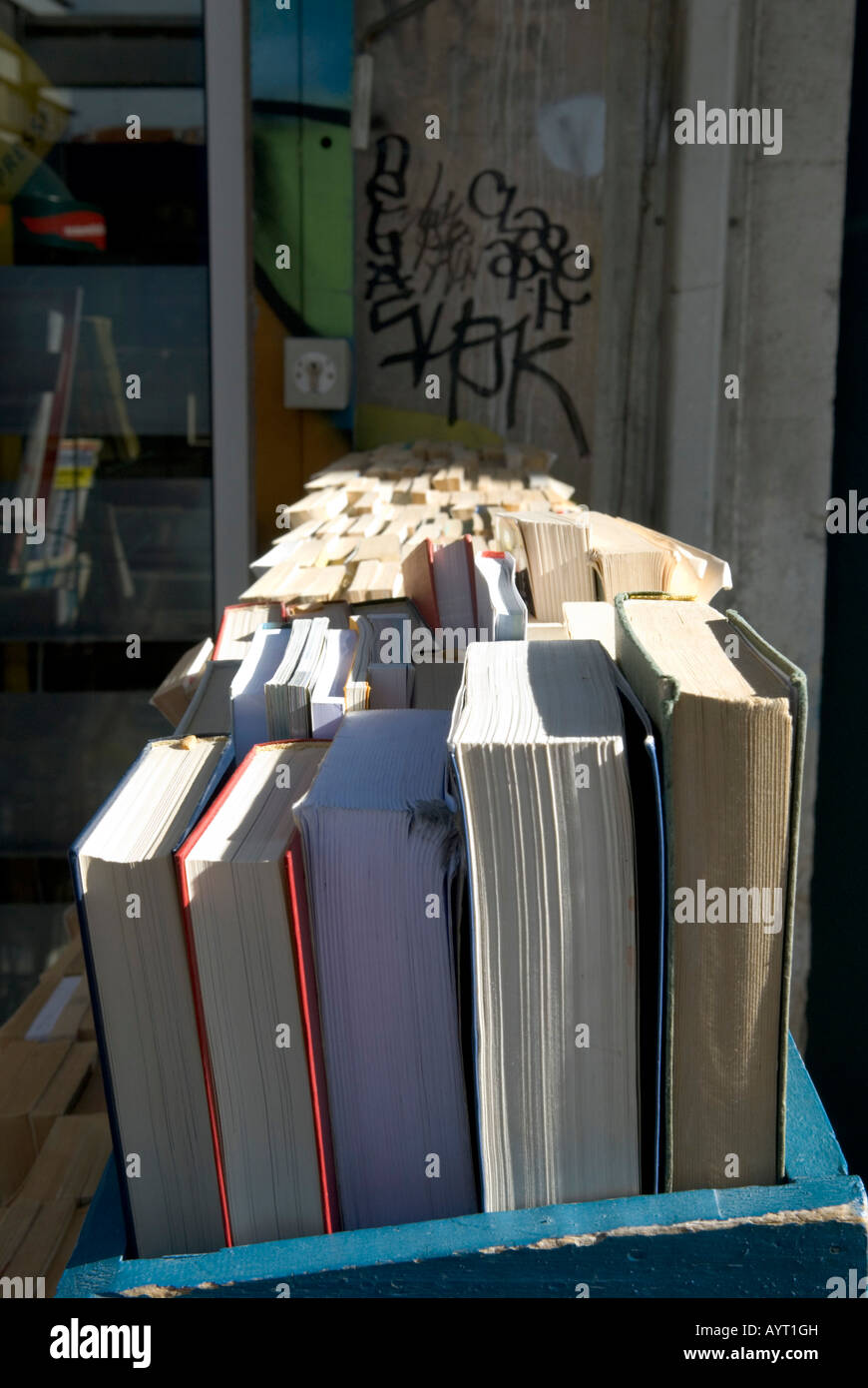 Close up di seconda mano libri al bookstore in Francia Foto Stock