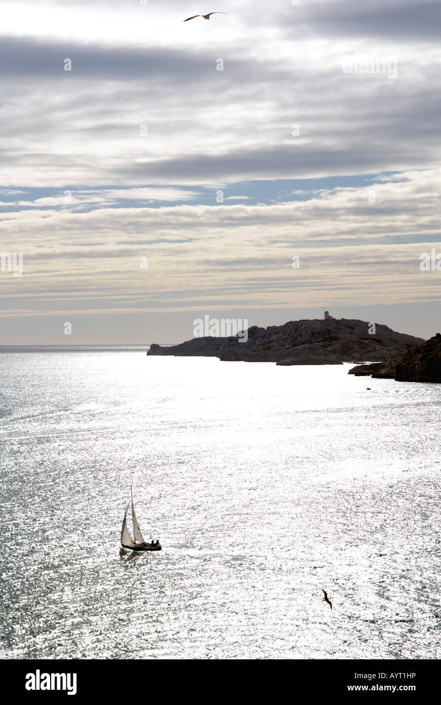 Guardando fuori dal chateau d' If vicino a Marsiglia in corrispondenza di uno yacht a vela attraverso la baia Foto Stock