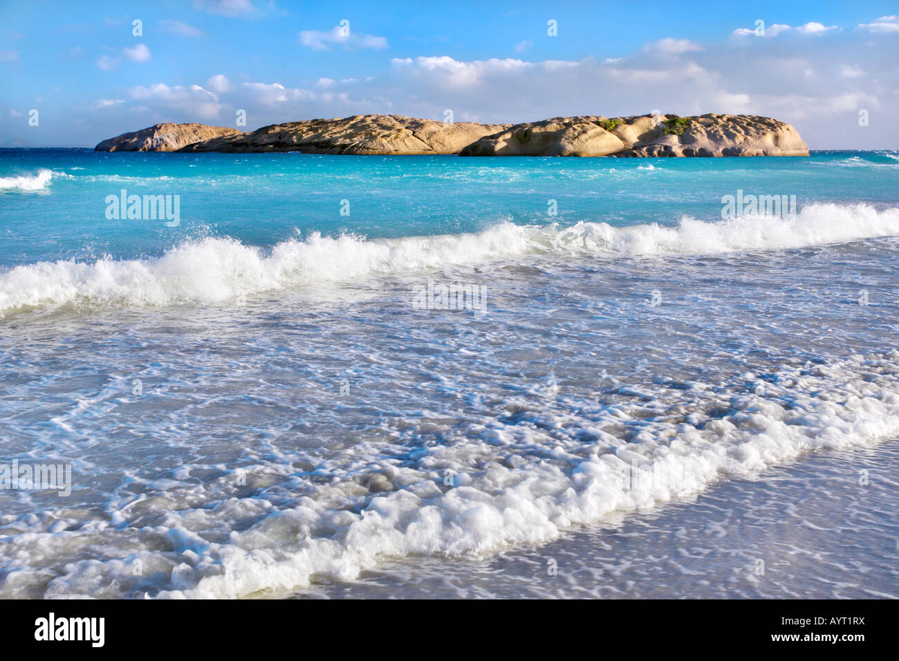 Onde che si infrangono sulla spiaggia al crepuscolo, riparato da un grande affioramento di granito. Esperance, Australia occidentale Foto Stock