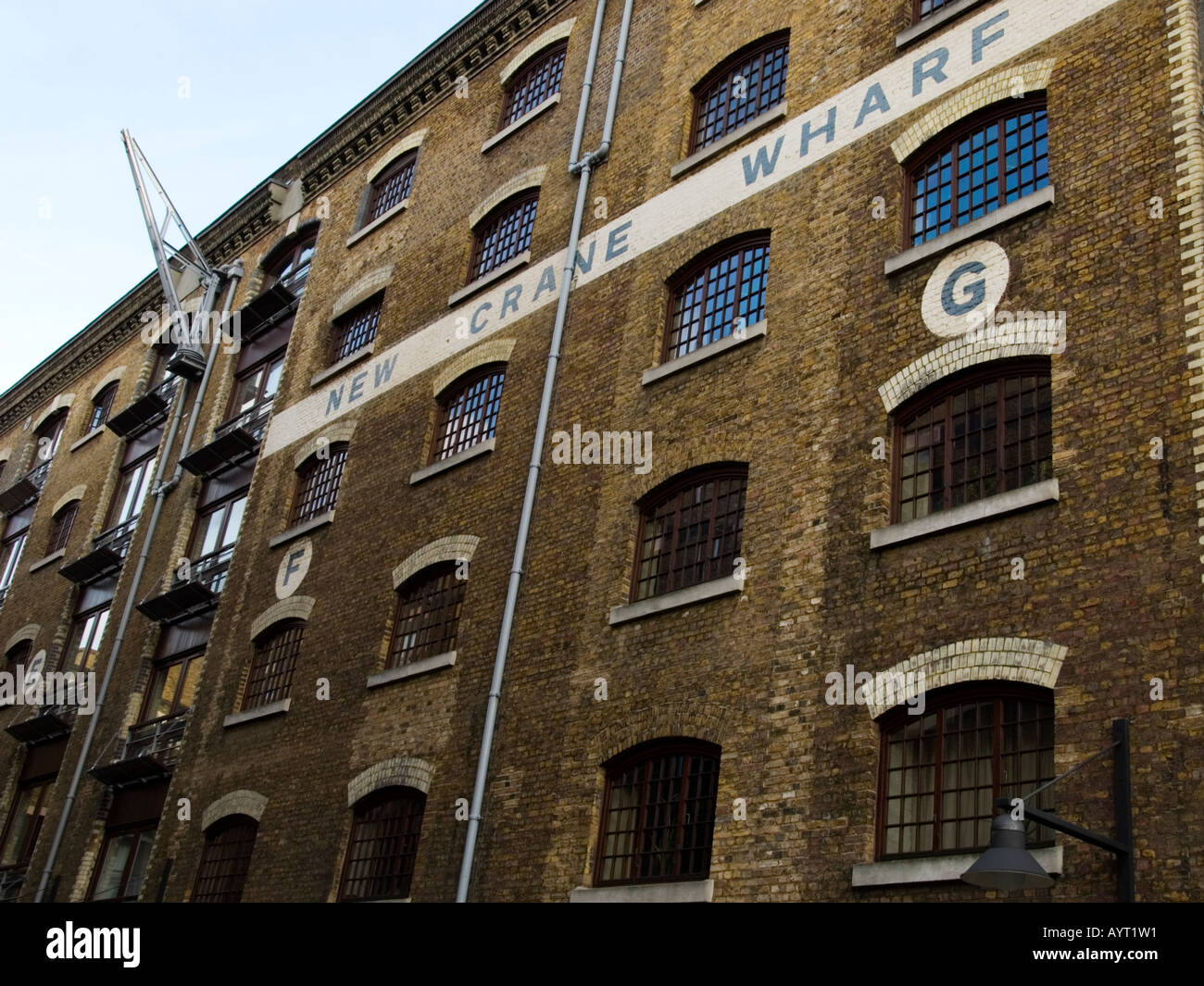 New Crane Wharf, ex magazzini sul Tamigi, ora convertito in appartamenti, Wapping, Londra, Inghilterra, Regno Unito Foto Stock