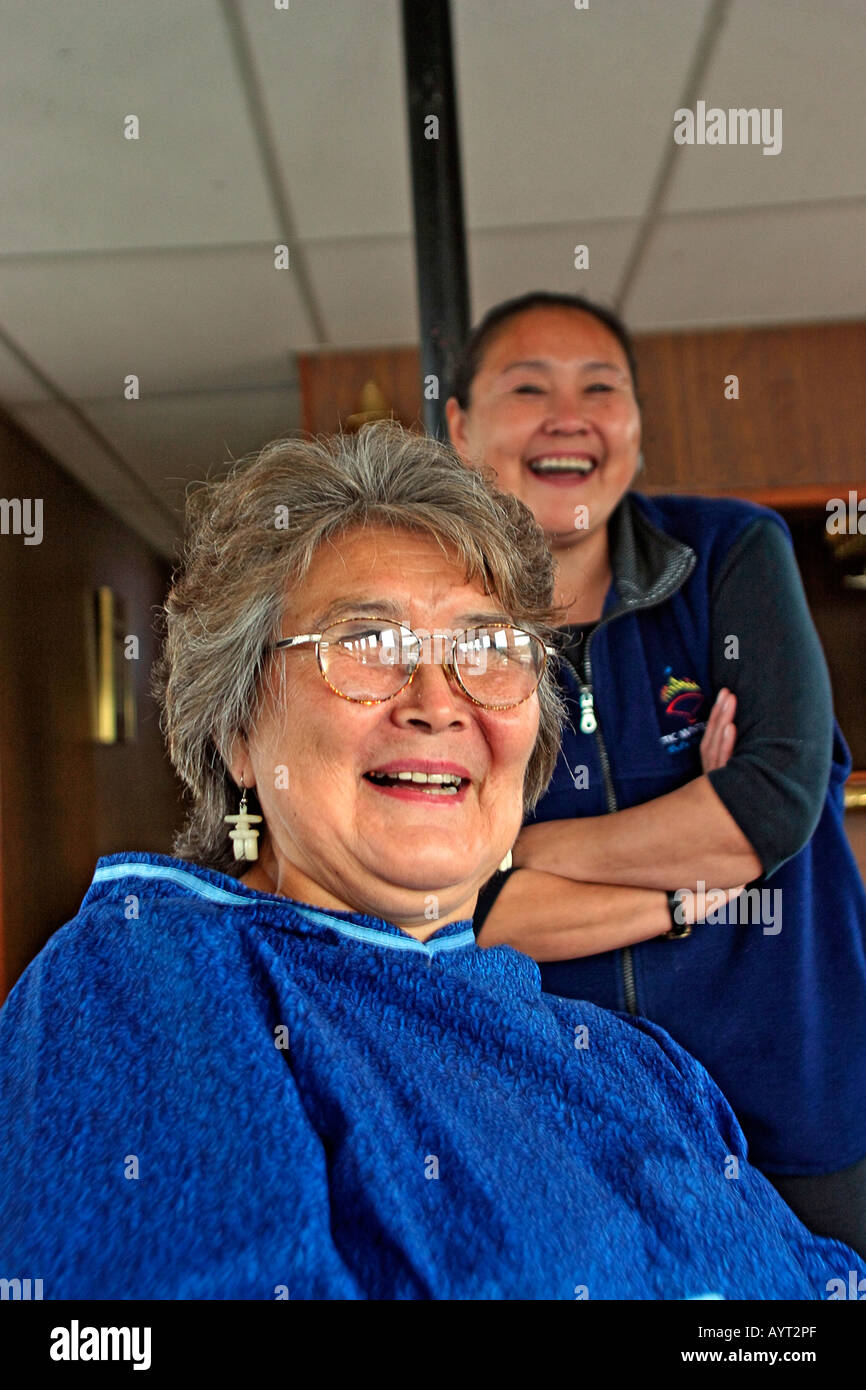 Anziano nativo di donna e figlia Foto Stock