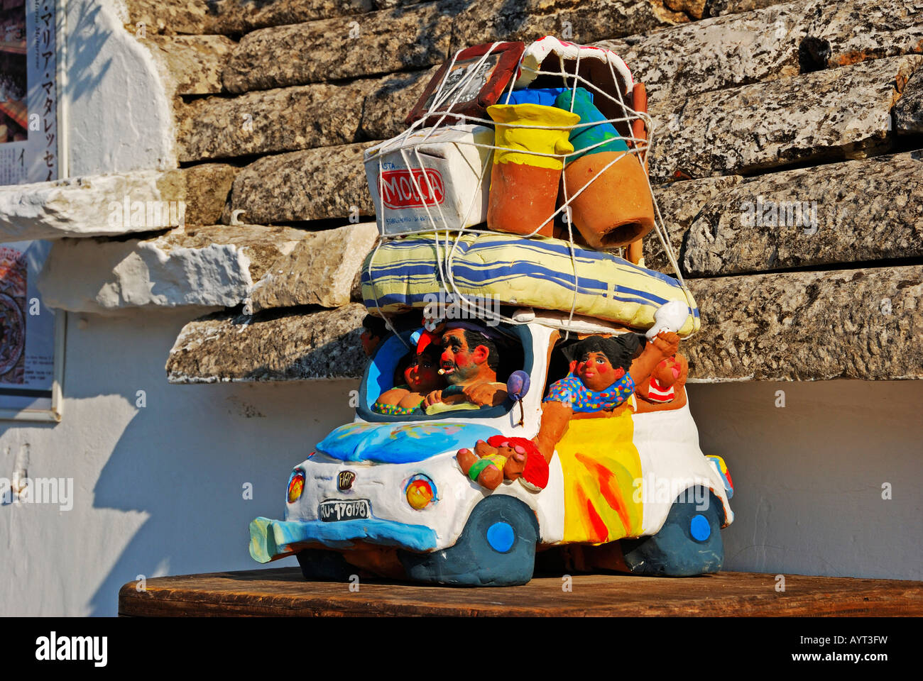 Scultura di una famiglia che va in vacanza con la vettura a pieno carico, Alberobello, la Valle d'Itrea, provincia di Bari, Puglia, esso meridionale Foto Stock