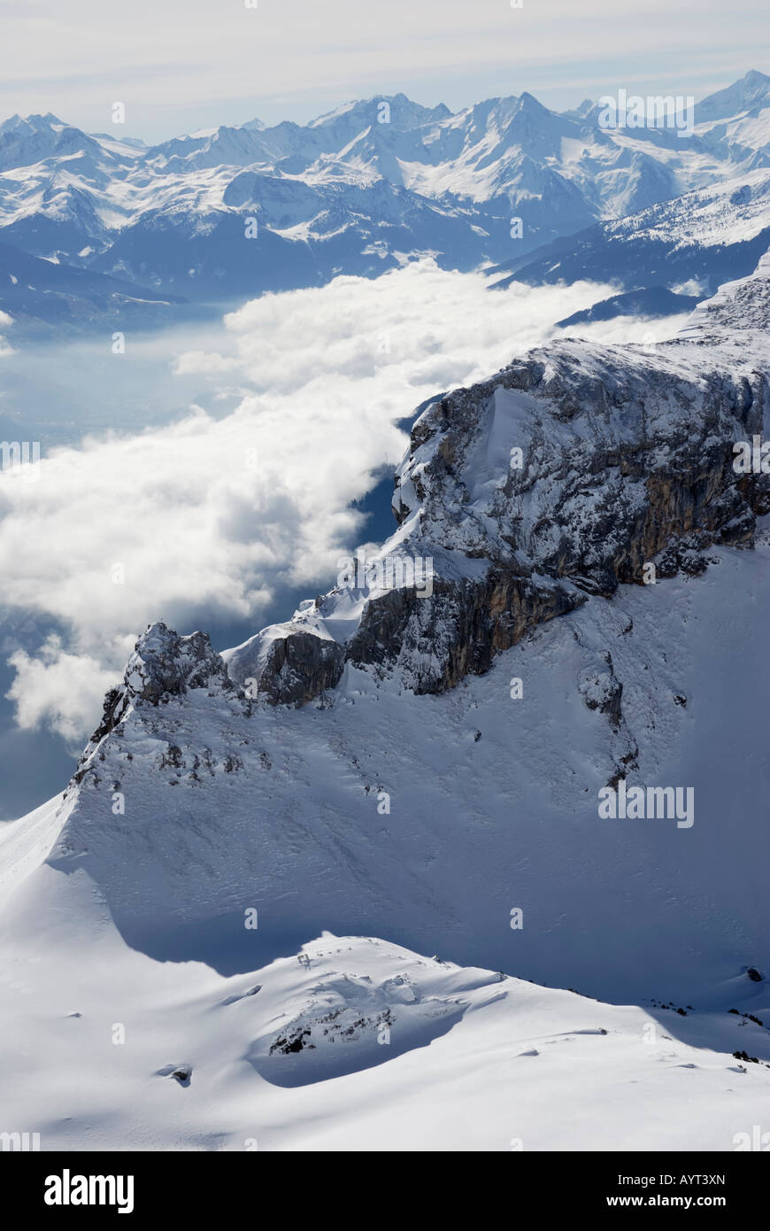 Vista di una valle alpina avvolta nella nebbia, Rofan gamma, Alpi della Zillertal, Tirolo, Austria Foto Stock