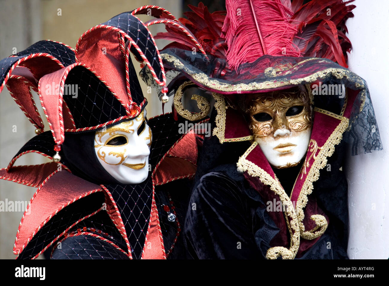 Arlecchino (buffone di corte) il costume ed elegante signora, il Carnevale di Venezia il Carnevale di Venezia, Italia Foto Stock
