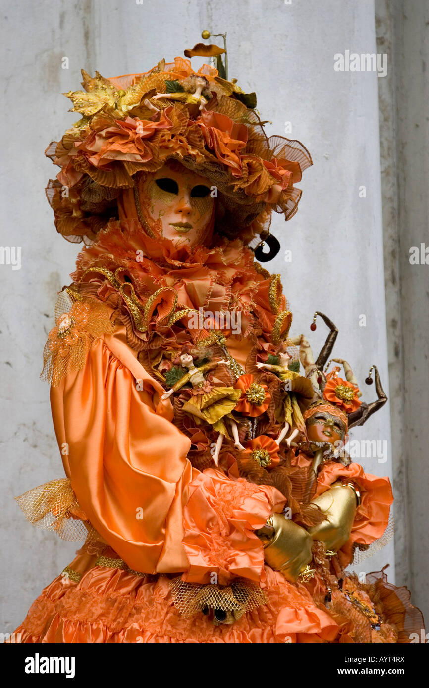 Costume arancione e la maschera, il Carnevale di Venezia il Carnevale di  Venezia, Italia Foto stock - Alamy