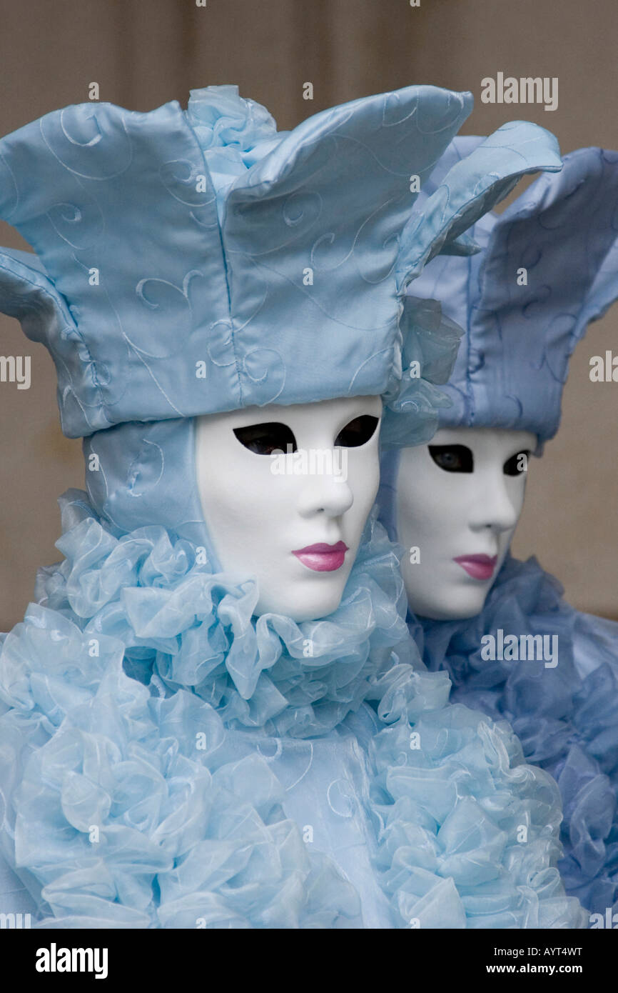 Due persone che indossano ice-blue costumi e maschere, il Carnevale di Venezia il Carnevale di Venezia, Italia Foto Stock