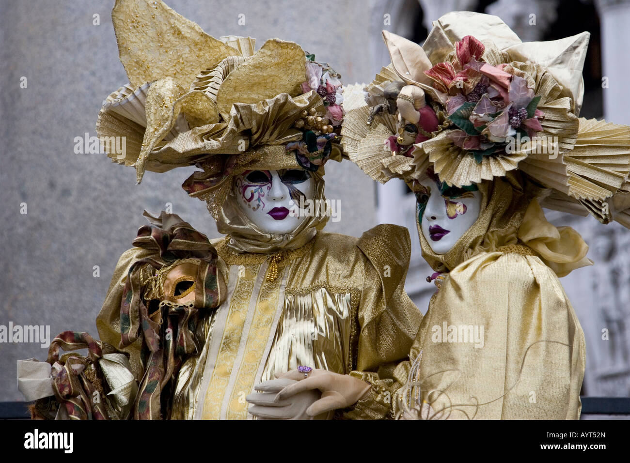 Due golden costumi e maschere, il Carnevale di Venezia il Carnevale di Venezia, Italia Foto Stock
