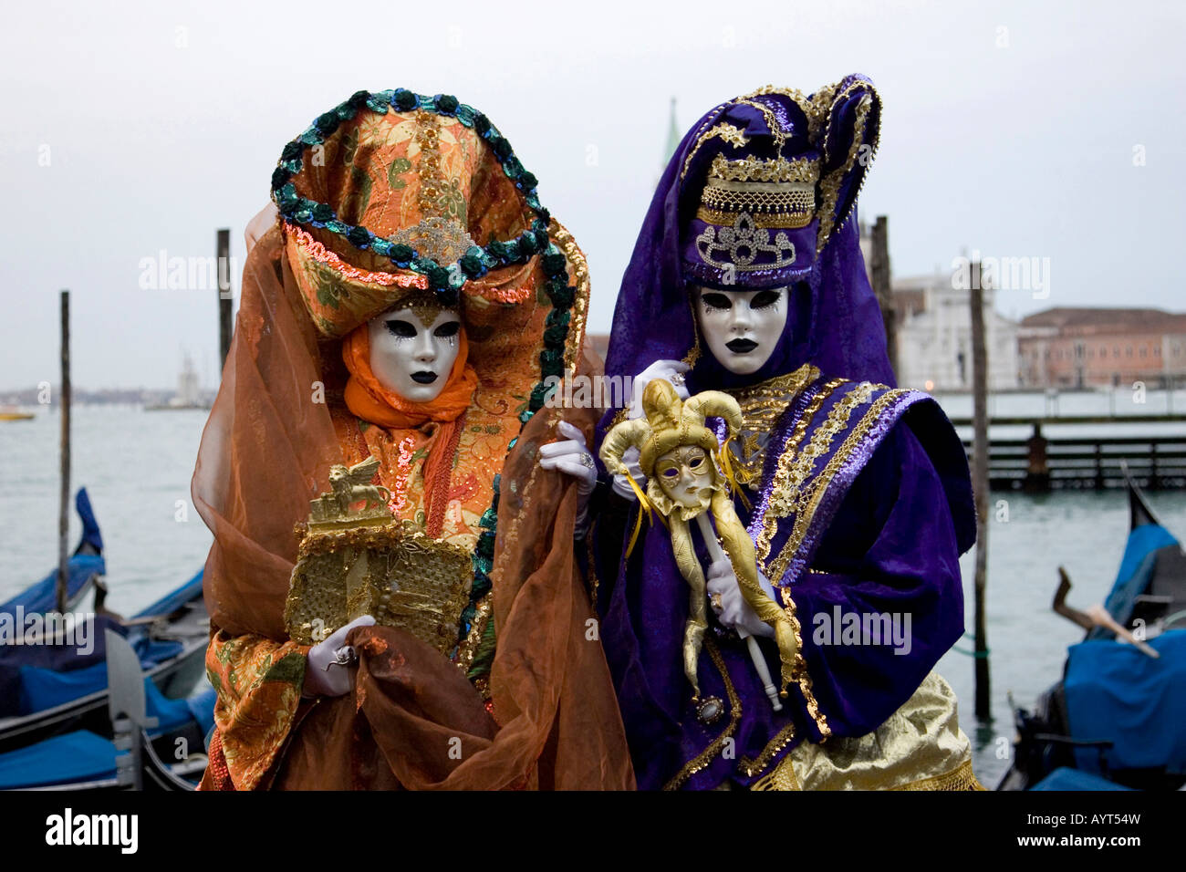 Arancione e viola, costumi, cappelli e maschere, il Carnevale di Venezia il Carnevale di Venezia, Italia Foto Stock