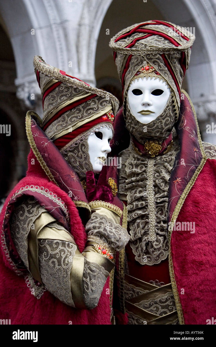 Due red costumi e maschere, il Carnevale di Venezia il Carnevale di Venezia, Italia Foto Stock