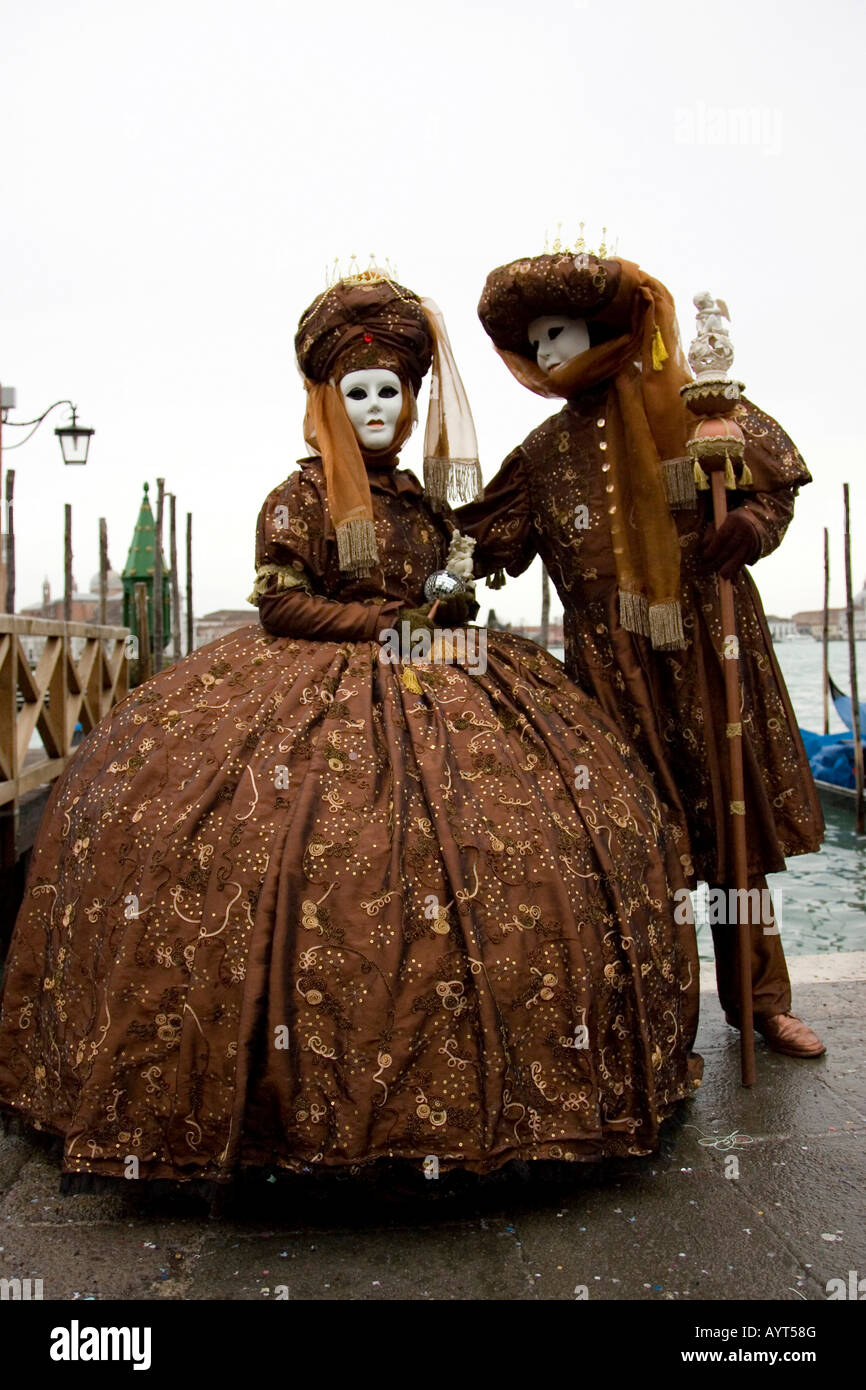 Due brown costumi e maschere, il Carnevale di Venezia il Carnevale di Venezia, Italia Foto Stock