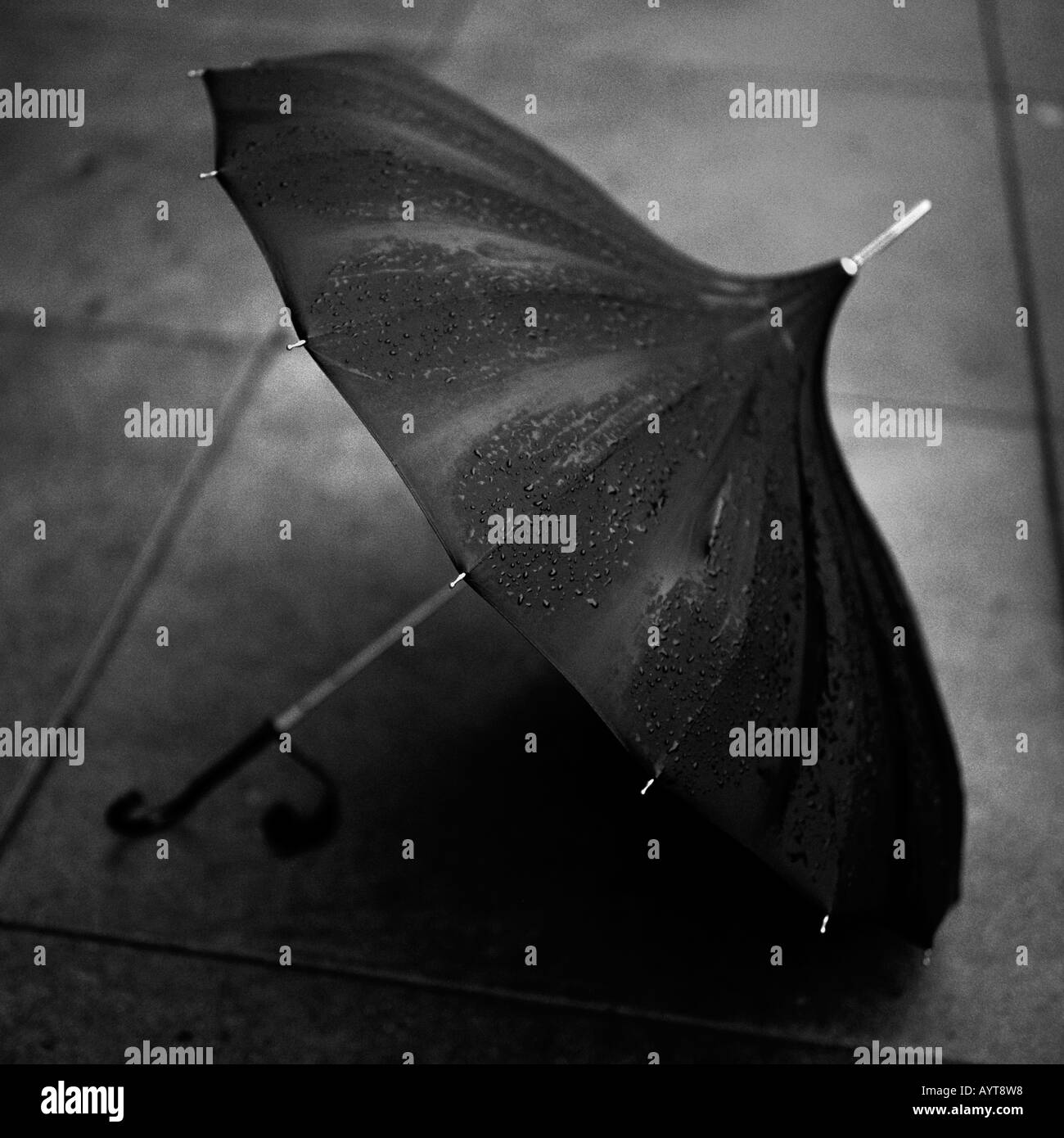 Vintage ombrello in caso di pioggia Foto Stock