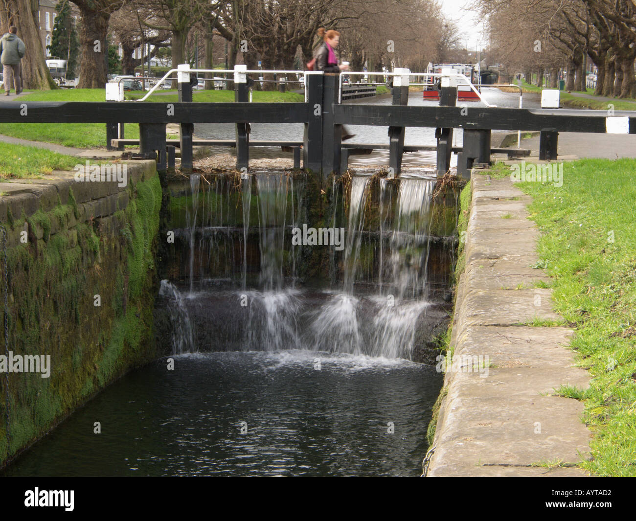 Il Canal Grande blocca le porte tra Wilton Terrace e Mespil Road vicino al Baggot Street Bridge, Dublino, Irlanda Foto Stock