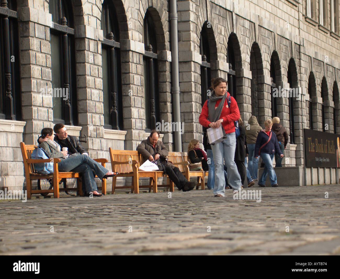 Visita turistica del Libro di Kells, la stanza lunga, la Biblioteca del Trinity College, Dublino, Irlanda Foto Stock