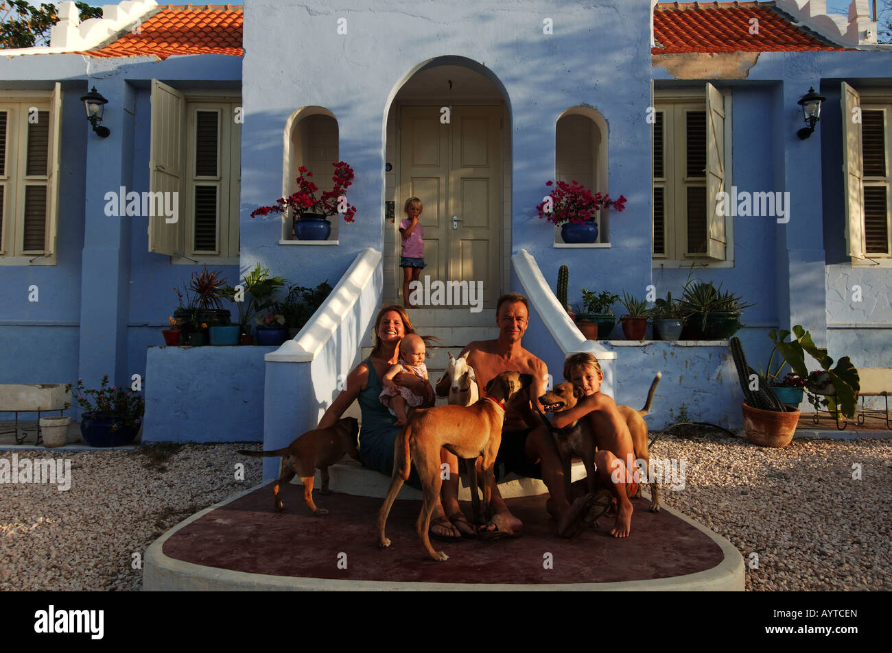 Antille olandesi Curaçao expat famiglia in posa sui passi dei loro storica coloniale olandese cottage Foto Stock