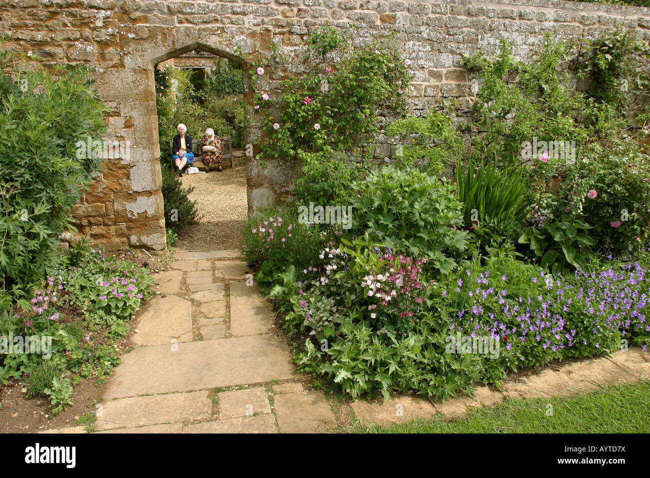 Regno Unito Oxfordshire Broughton castello di confine erbacee Foto Stock