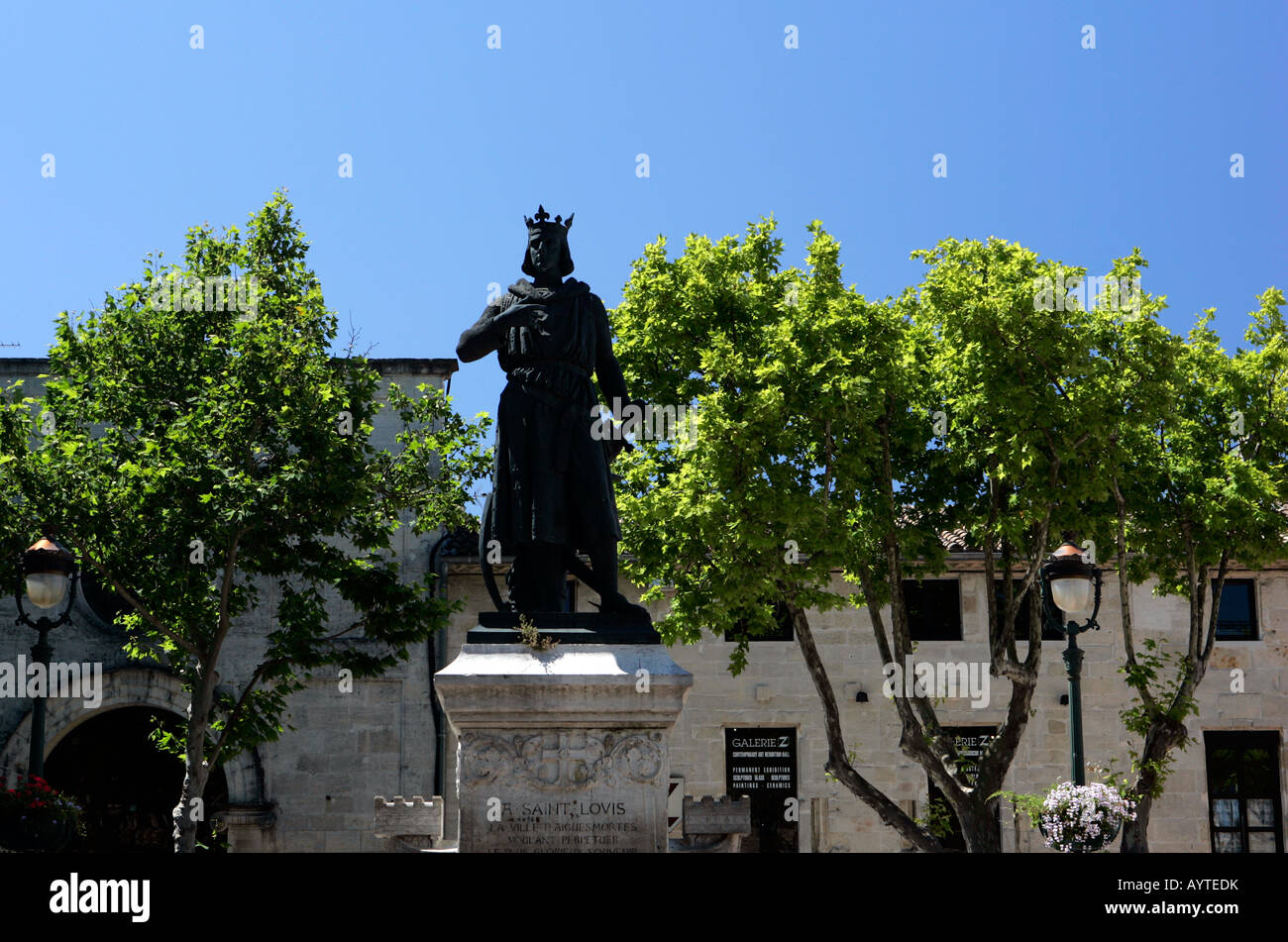 Statua di St Louis (Re Luigi IX di Francia), Aigues Mortes, Languedoc-Rousillon, Francia Foto Stock