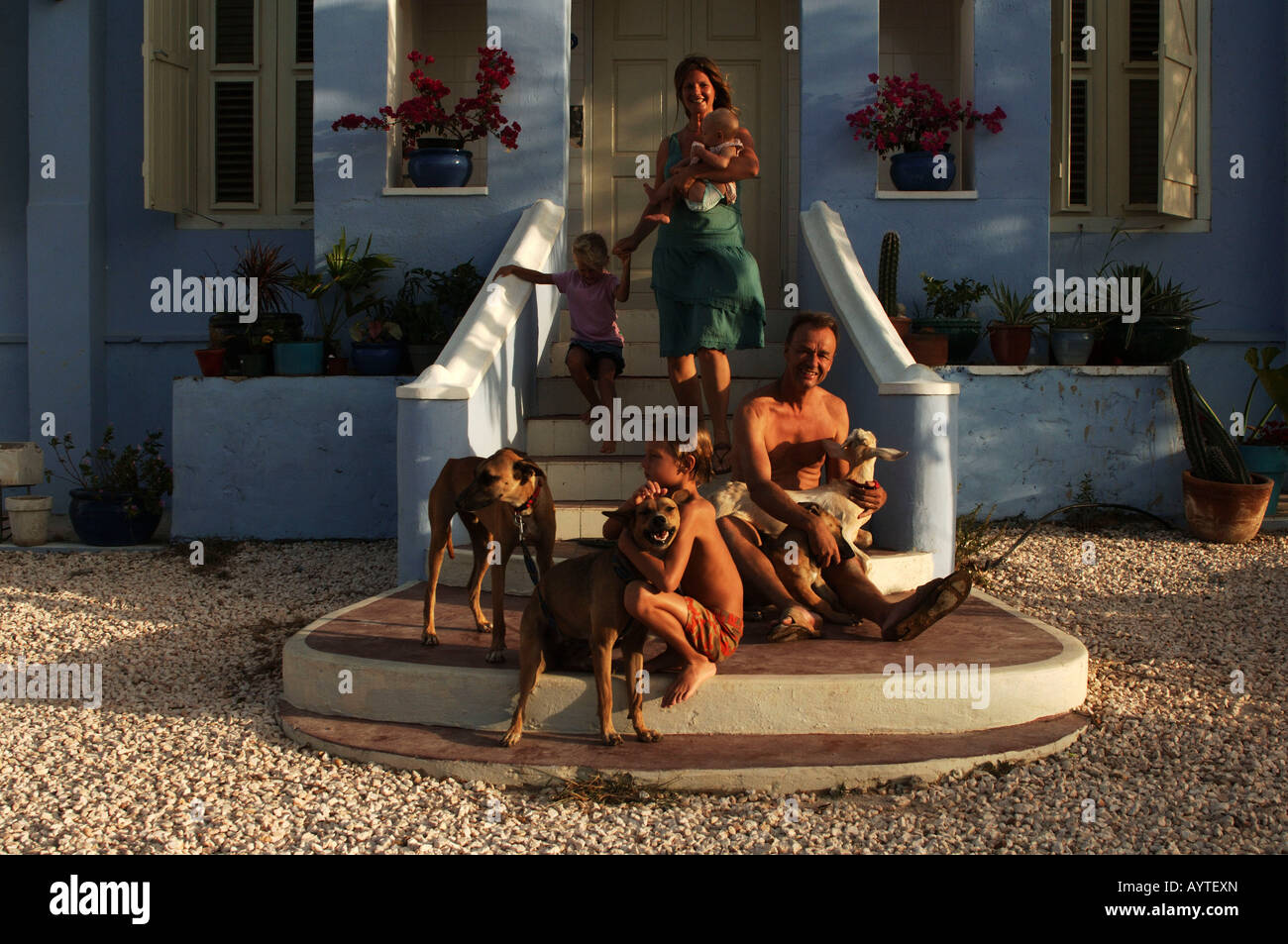 Antille olandesi Curaçao expat famiglia in posa sui passi dei loro storica coloniale olandese cottage Foto Stock