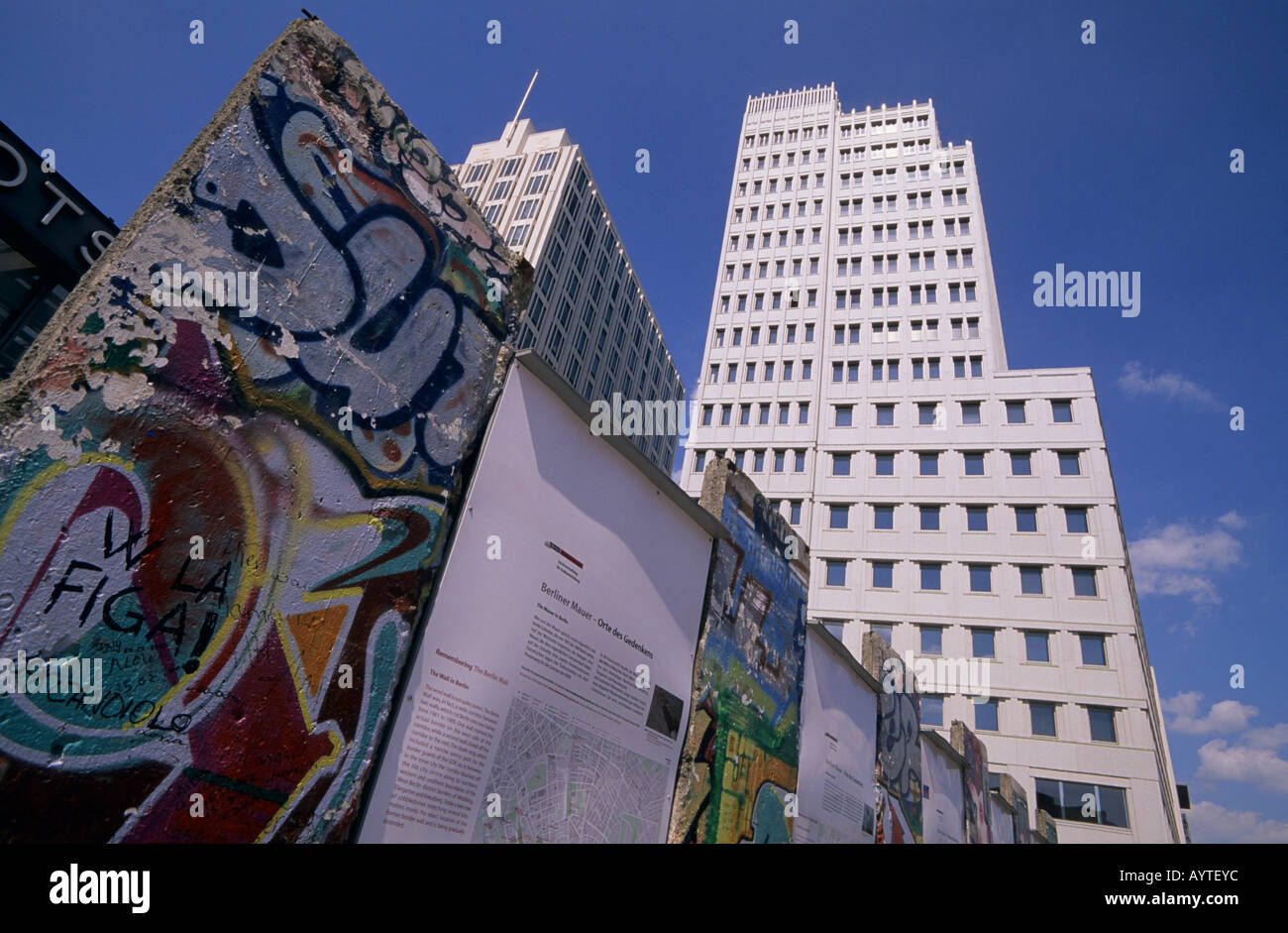 Segmenti del muro di Berlino in una mostra a Potsdamer Platz Berlino Germania Europa Foto Stock