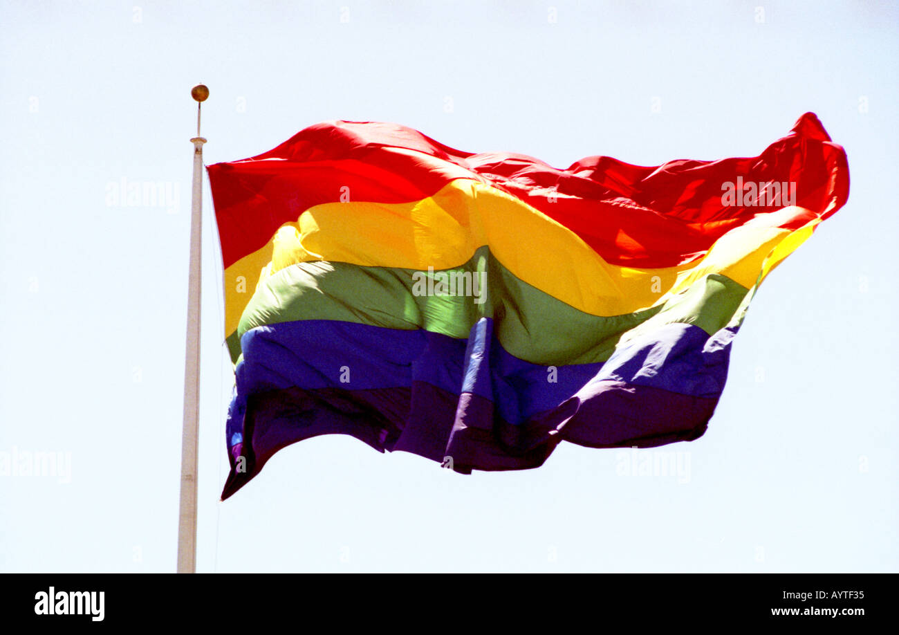 Bandiera arcobaleno sul pennone al vento Foto Stock