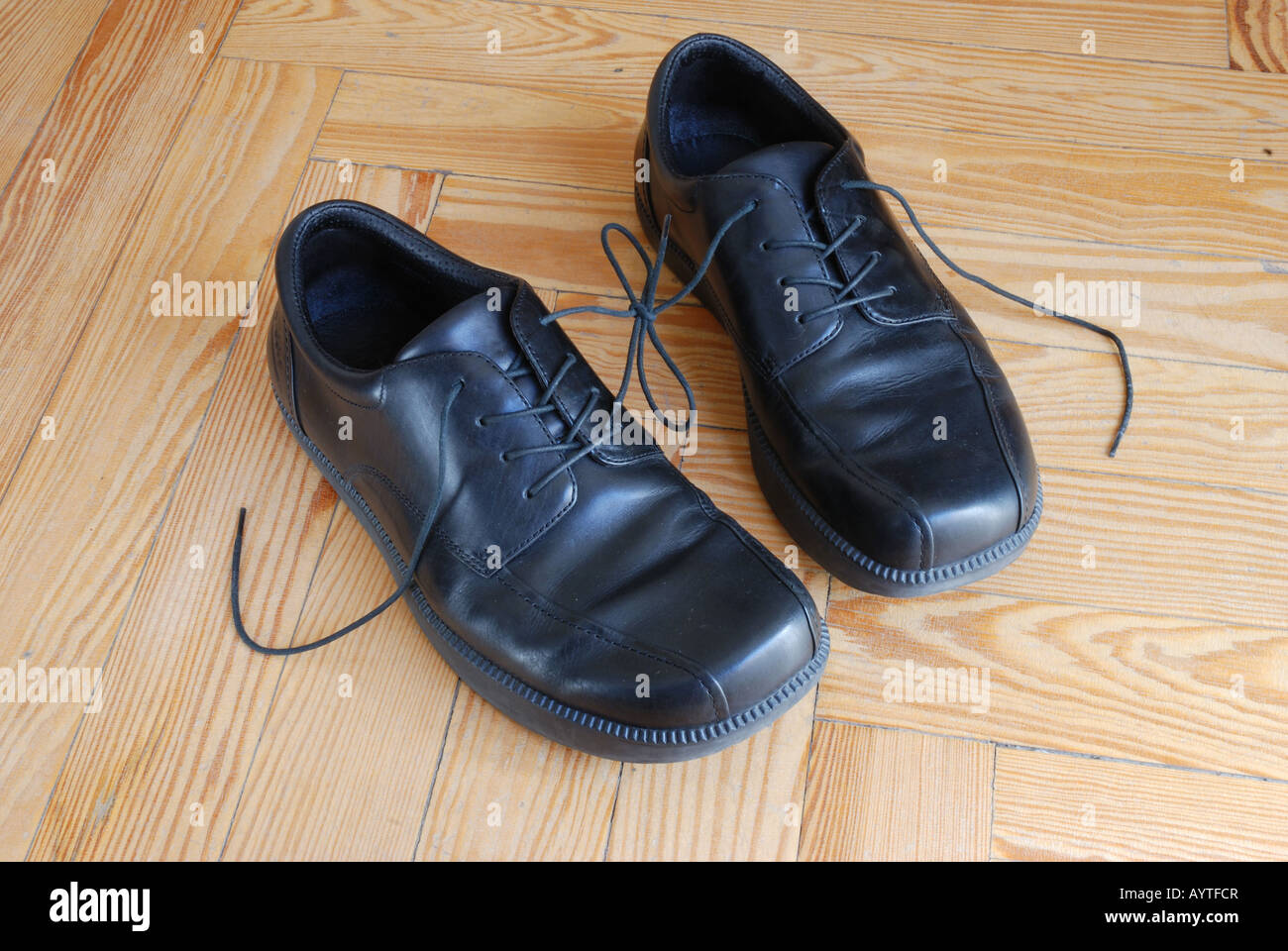 Paio di scarpe con i lacci legati tra di loro. Foto Stock