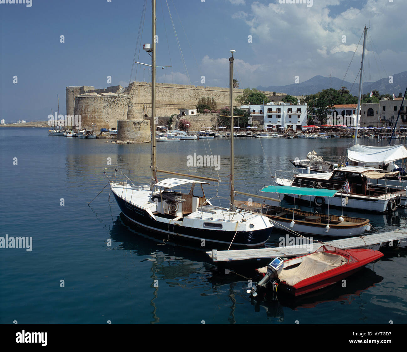 Hafen mit Booten und Festung in Kyrenia auf Zypern Foto Stock