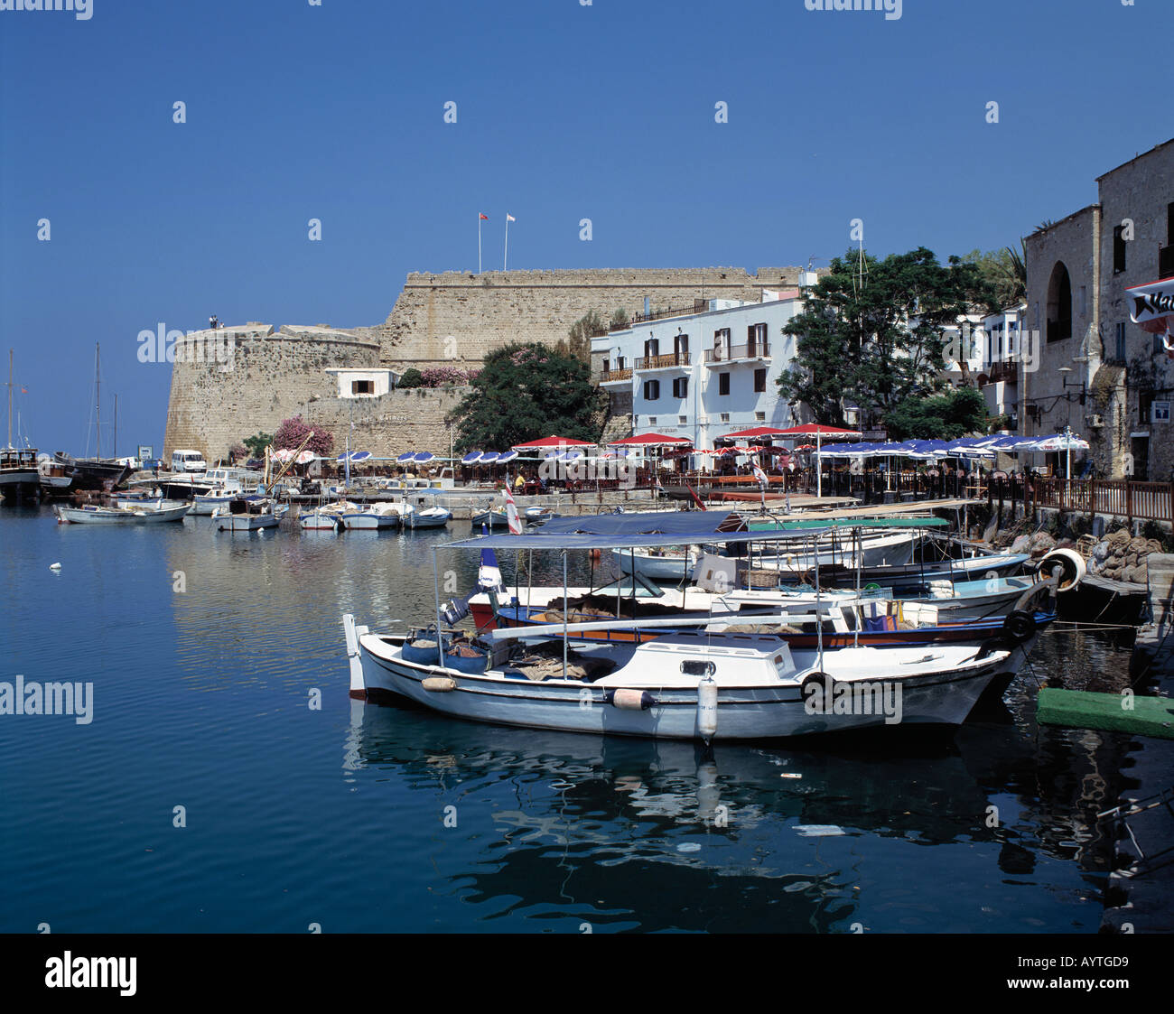 Hafen mit Booten und Festung in Kyrenia auf Zypern Foto Stock
