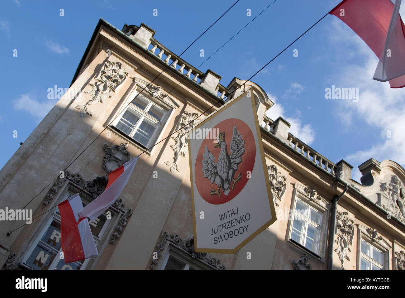 Bandiere polacche battenti nella parte anteriore dell'edificio Foto Stock