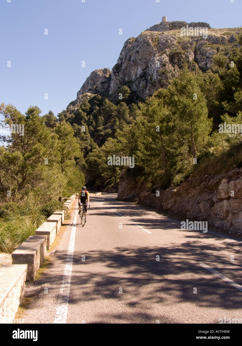 Touring bike rider su una strada di montagna in Mallorca Foto Stock