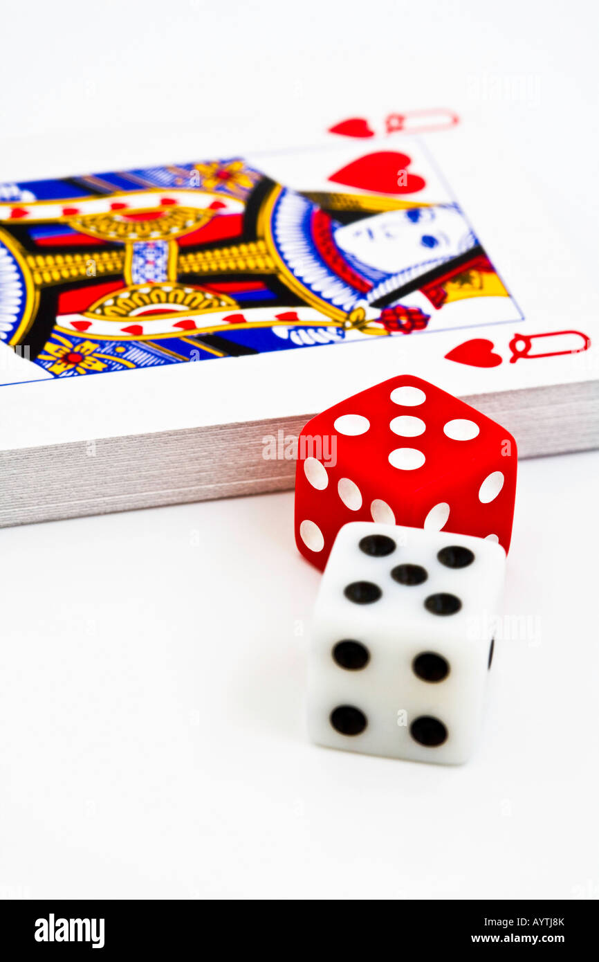 Regina di cuori La carta da gioco di dadi e uno bianco uno rosso su sfondo  bianco Foto stock - Alamy