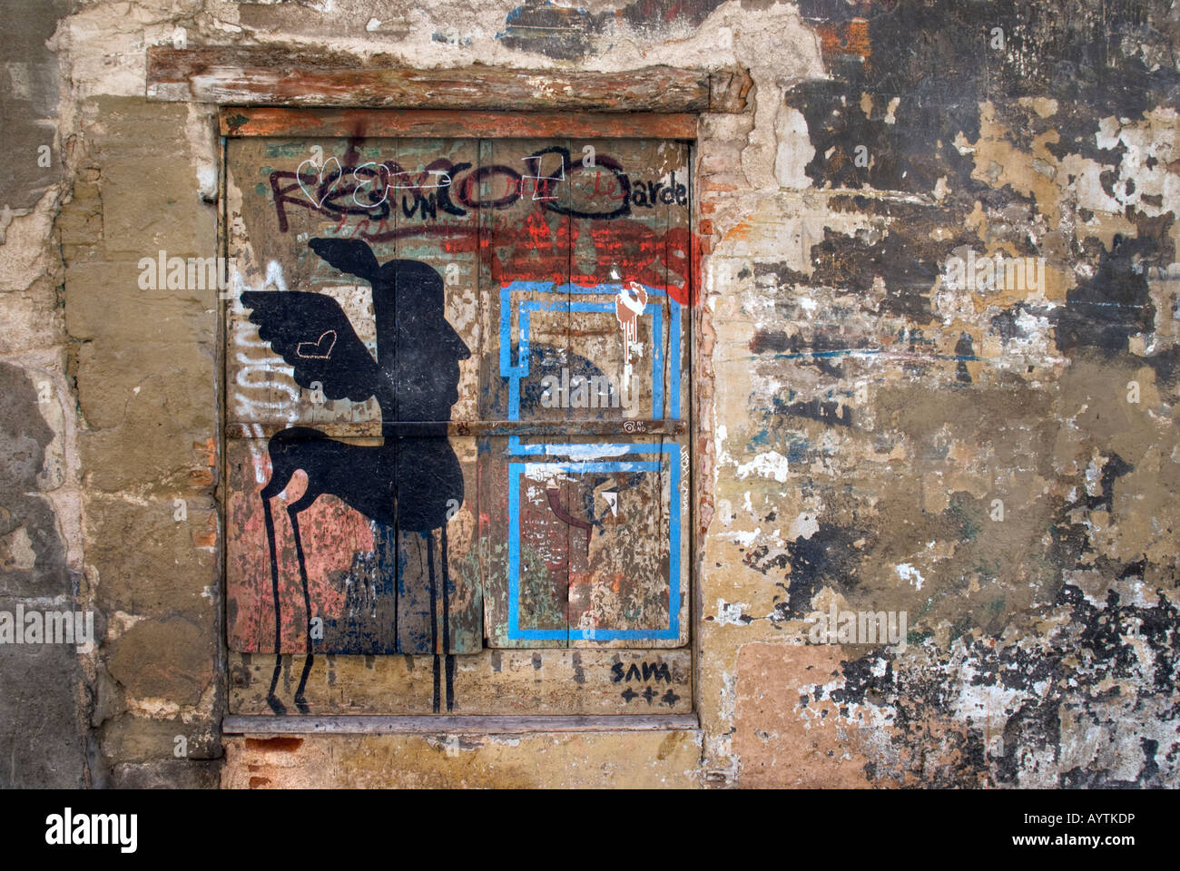 Graffiti e texture su un vecchio muro in centro a Barcellona Spagna Foto Stock