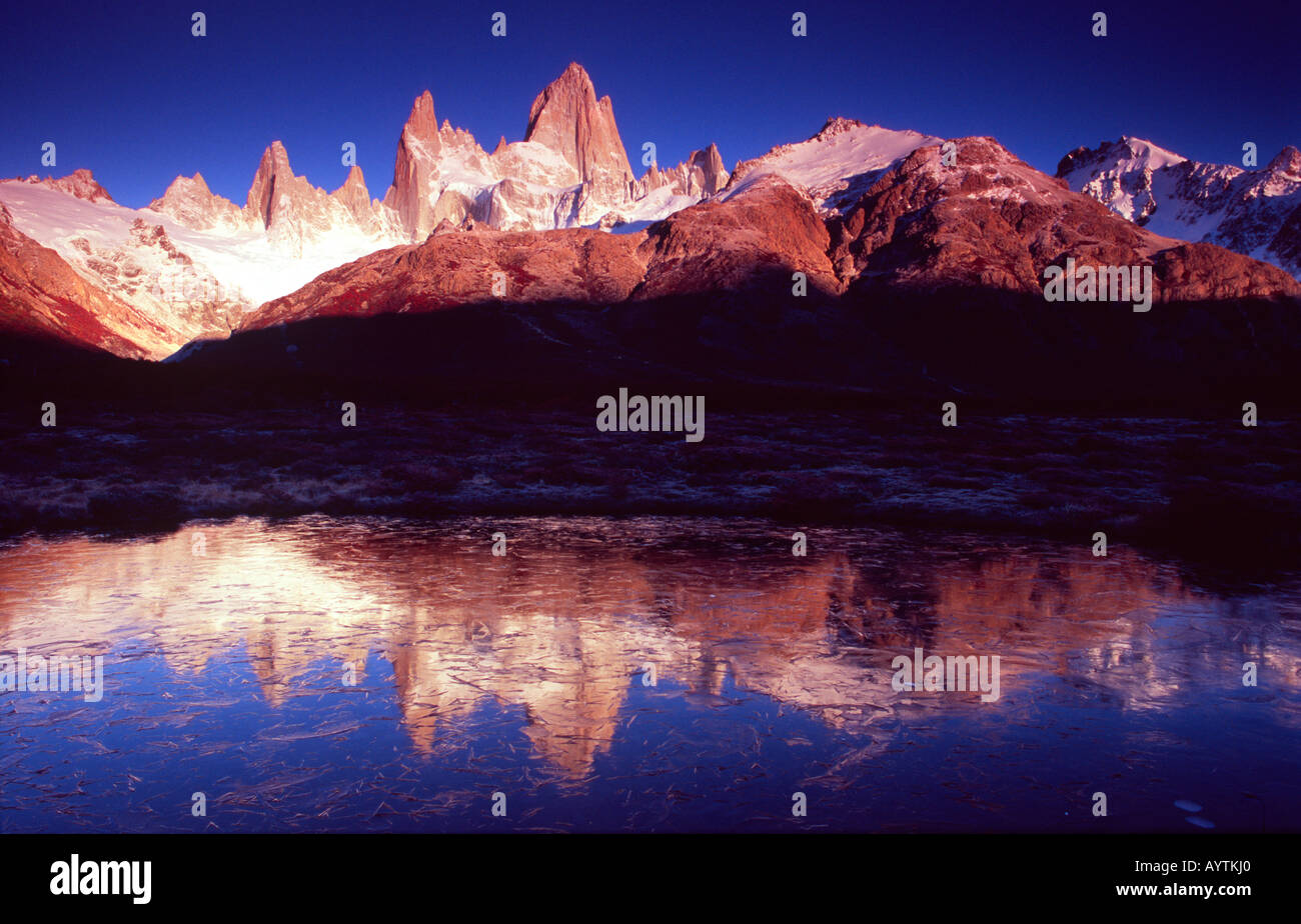 Alba riflessioni di Mt Fitz Roy, Parque Nacional Los Glaciares, Patagonia, Argentina Foto Stock
