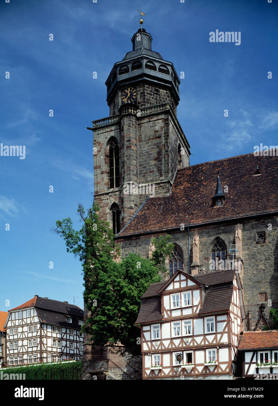 Marktplatz mit Fachwerkhaeusern und Marienkirche in Homberg (Efze), Hessisches Bergland, Assia Foto Stock