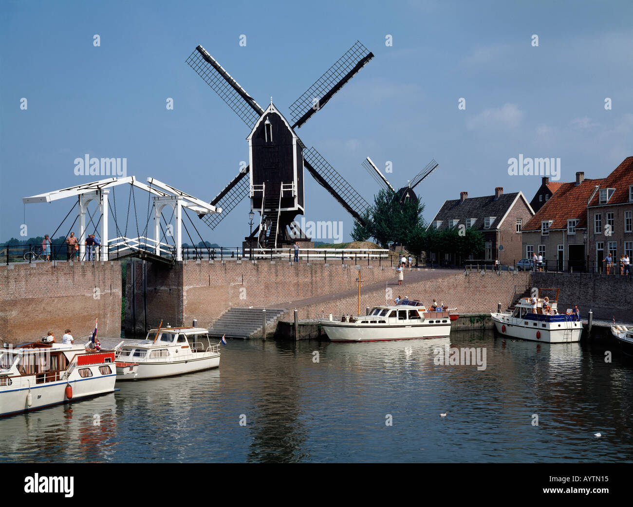 Jachthafen mit Ziehbruecke und Windmuehle in Heusden, Nordbrabant Foto Stock