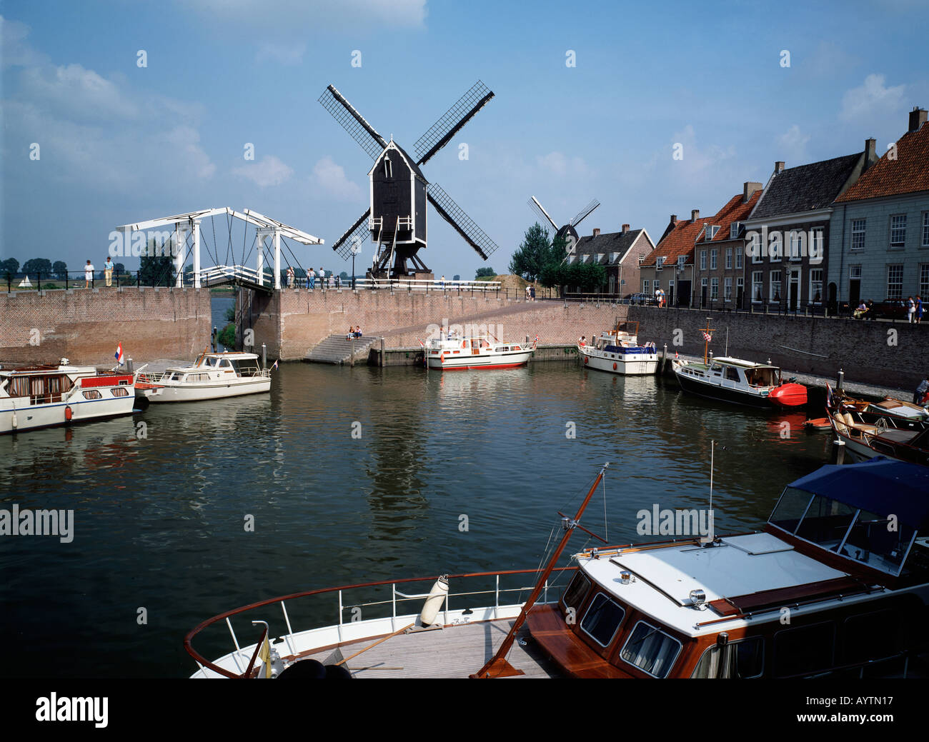 Jachthafen mit Ziehbruecke und Windmuehle in Heusden, Nordbrabant Foto Stock