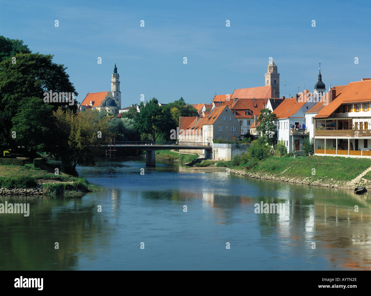 Flussmuendung der Woernitz in die Donau in Donauwoerth, Schwaben, Bayern, dahinter Benediktinerkloster Heilig Kreuz, Klosterkirche, Liebfrauenmuenster Foto Stock