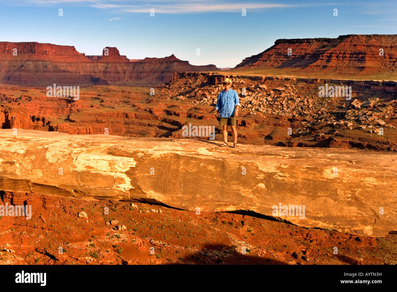 Maschio passeggiate turistiche su Muscleman Arch presso il Parco Nazionale di Canyonlands Moab Utah Foto Stock
