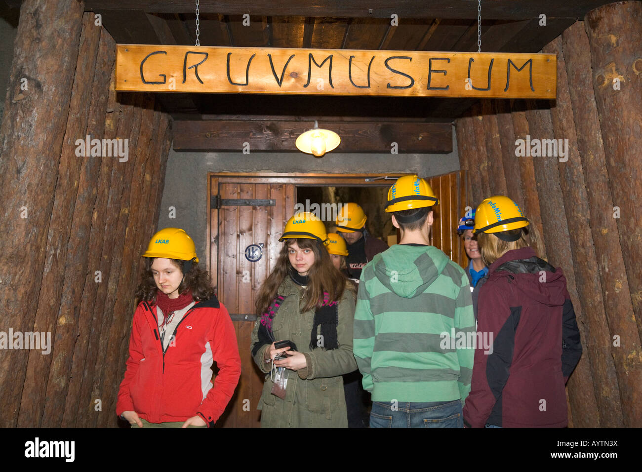 Visitatori presso l'entrata dell'Gruvmuseum (museo minerario) nel LKAB InfoMine della LKAB miniera di ferro a Kiruna/Svezia Foto Stock