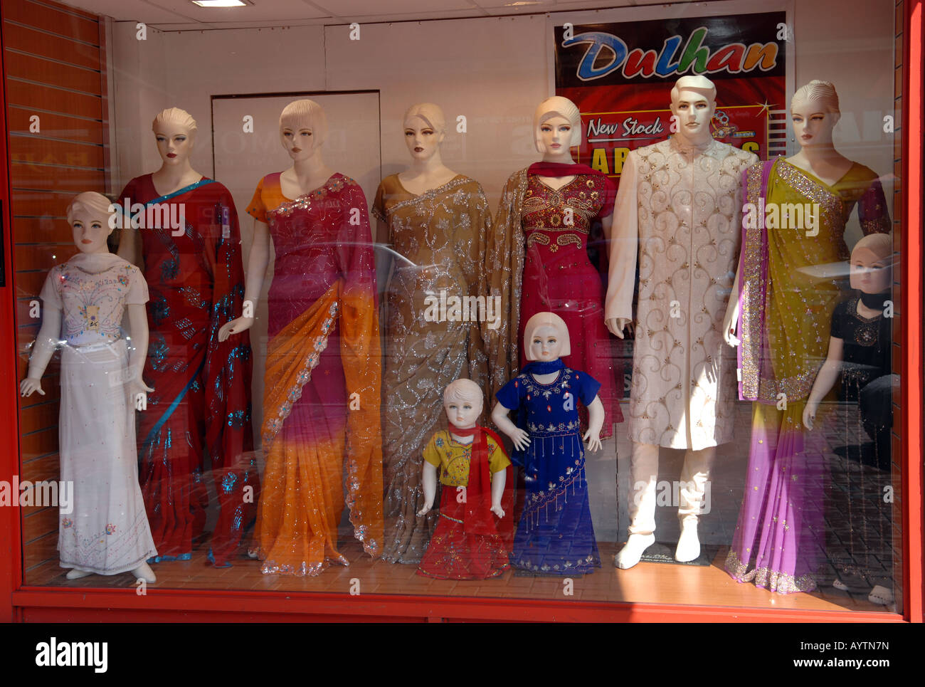 Un negozio di abbigliamento in stile saris e asiatico a Luton UK Foto Stock