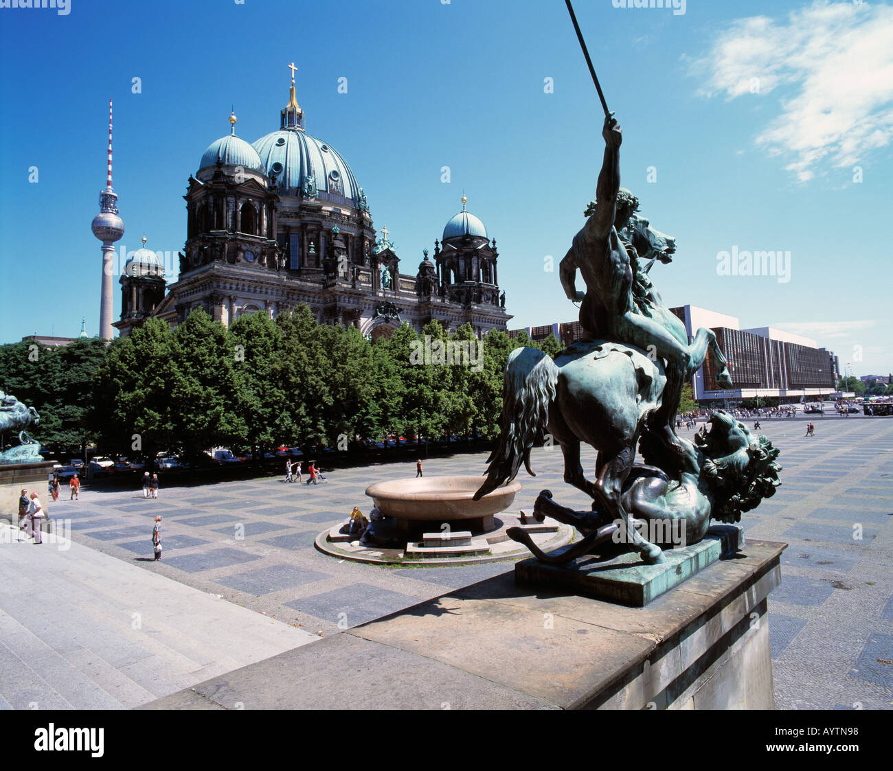 Standbild vor dem Alten Museum, Skulptur, Blick ueber den Lustgarten zum Fernsehturm und Berliner Dom und zum Palast der Republik, Berlino Foto Stock