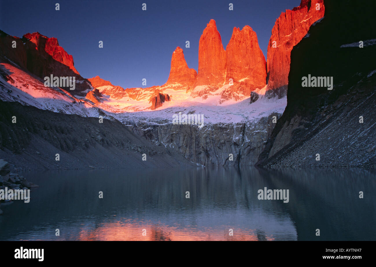 Il Torres del Paine all'alba, Parco Nazionale Torres del Paine, Patagonia, Cile Foto Stock