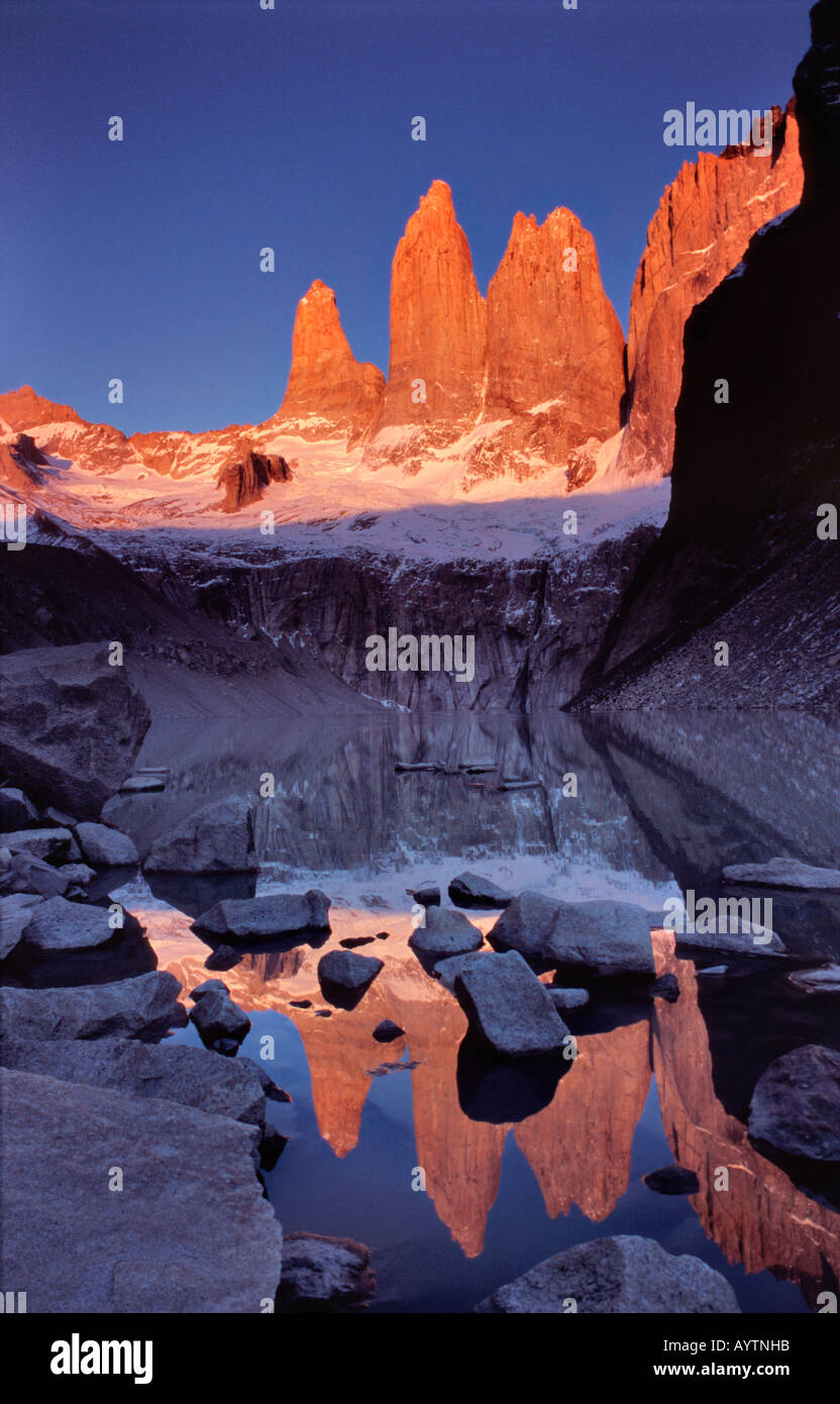 La riflessione di Torres del Paine all'alba, Parco Nazionale Torres del Paine, Patagonia, Cile Foto Stock